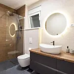 아파트 Luxury Penthouse - Views, Hot Tub & Pool 마카르스카