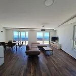아파트 Luxury Penthouse - Views, Hot Tub & Pool 마카르스카