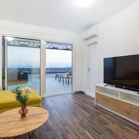 Luxury Penthouse - Views, Hot Tub & Pool *