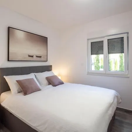 Luxury Penthouse - Views, Hot Tub & Pool Makarska