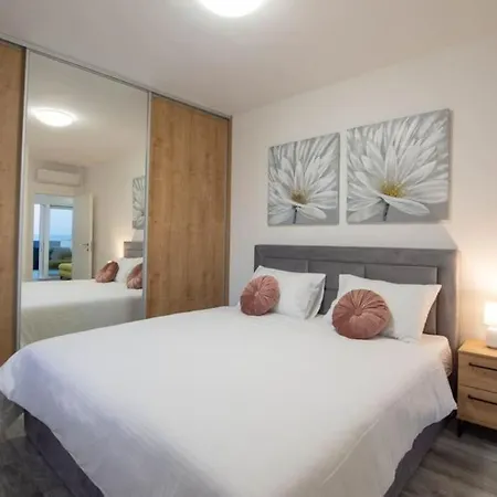 Luxury Penthouse - Views, Hot Tub & Pool Makarska